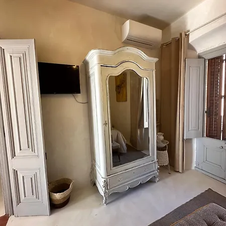 فندق مبيت وإفطار C'anne Marie *
